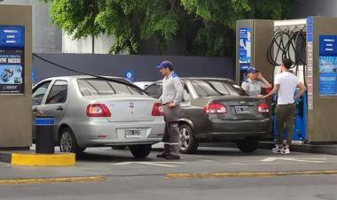 Los combustibles vuelven a aumentar desde el jueves un 3% en promedio: cuánto valdrá el litro de nafta y gasoil