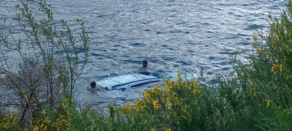 Accidente con suerte: Perdió el control en una curva y se cayó al Nahuel Huapi