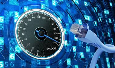 ¿Qué diferencia hay entre latencia, ancho de banda y velocidad en una conexión de internet y cómo influyen en tu velocidad?