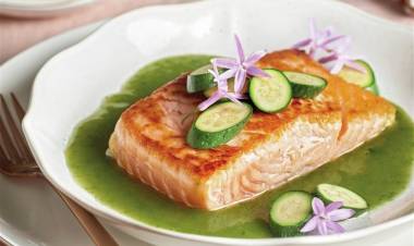 LOMO DE SALMON CON SALSA VERDE Y VERDURITAS