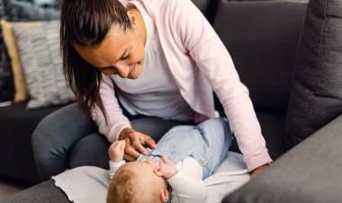 Cuánto cobran las niñeras y cuidadores de adultos en marzo de 2024