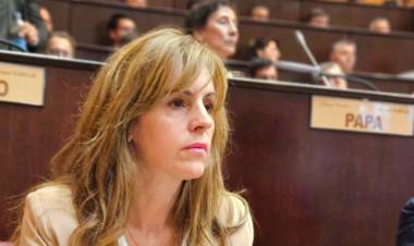 La Diputada Lorena Parrilli  presencio el apertura del período de sesiones en la Legislatura de Neuquén