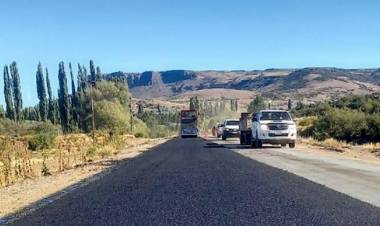 Vialidad Provincial comenzó a pavimentar la ruta hacia el Rahue, en Aluminé
