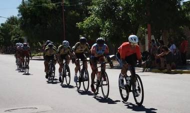 Concluyo la primera etapa de la Vuelta ciclística 02 de Abril en la ciudad de Allen 