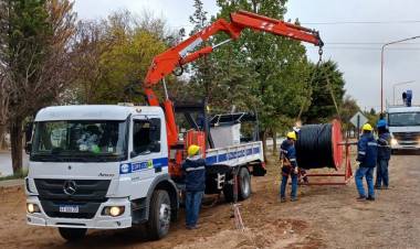 La cooperativa COPELCO está llevando a cabo obras en el reemplazo de cables en el abastecimiento de luminarias sobre de Ruta 22.