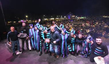 Rock, Cuarteto y Acrobacia Aérea abrieron los festejos del 58° Aniversario de la Ciudad de Plaza Huincul 