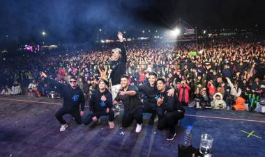 30 mil personas celebraron el cumpleaños de Plaza Huincul con Luck Ra