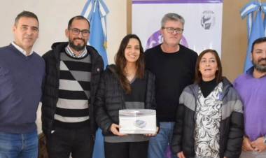 El intendente Larraza entregó un equipo al sector de Kinesiología al Hospital Complejidad VI