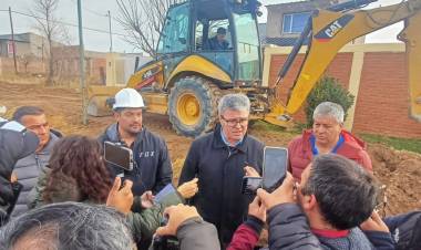 El intendente Claudio Larraza recorrió obras en ejecución en Plaza Huincul