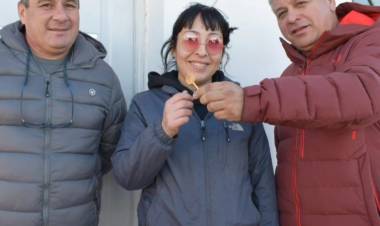 Una nueva vivienda fue entregada en Plaza Huincul