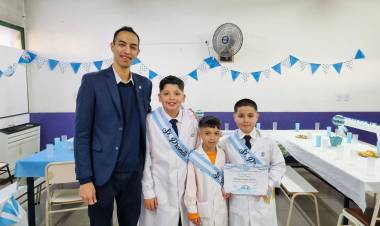Jesús San Martín acompañó la Promesa a la Bandera de alumnos de la Escuela 143