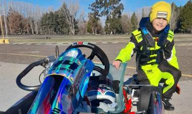 Franchesco Cortes continua su camino en el automovilismo deportivo. 