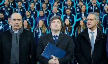 Milei se sube al éxito de la Scaloneta para vender los clubes