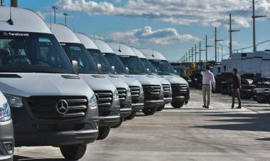 El gobierno adquirió 20 minibuses para transporte escolar