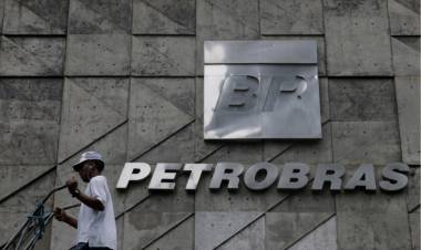 Petrobras vuelve a la Argentina: firma un acuerdo con YPF apuntando a Vaca Muerta