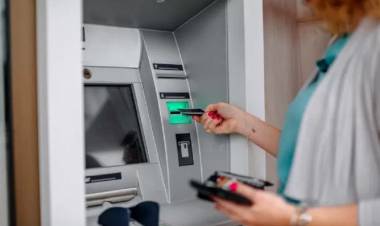 Tres días sin bancos: cómo sacar dinero del cajero y qué operaciones no se pueden hacer este feriado