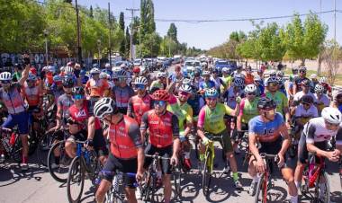 El Peruano Hugo Ruiz Calle se quedó con Vuelta Ciclística de la ciudad de Cutral Co