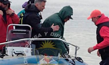 Rescatan a pescadore en Piedra del Aguila 