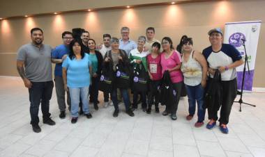 El intendente Claudio Larraza entregó indumentaria laboral a empleados 