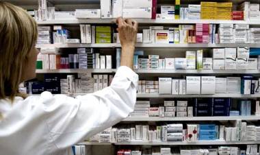 Entidades farmacéuticas se oponen a la venta de medicamentos en góndolas: "Pone en riesgo la salud de la población"