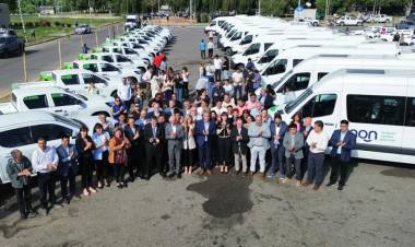 Entregaron 39 vehículos para Salud, municipios y comisiones de fomento