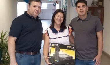 Fernando Doroschenco entrego a la Escuela N° 133 material para jerarquizar los actos escolares 