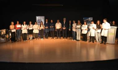 Premiso Estímulo 2024: 14 estudiantes del nivel secundario de Plaza Huincul y Cutral Co fueron distinguidos por su rendimiento académico