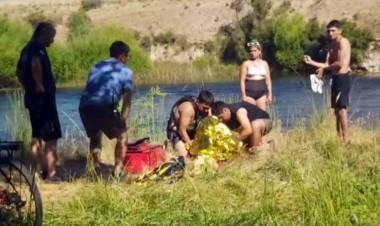Rescatan a un joven de las aguas del Río Chimehuín