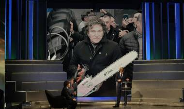 Milei avanza con la motosierra y congela la contratación de empleados públicos: qué es el "3x1"