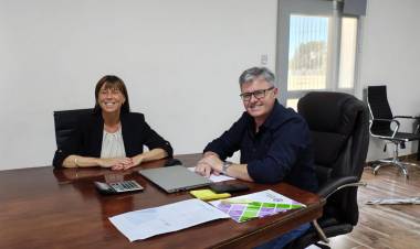 El intendente municipal de Plaza Huincul, Claudio Larraza, recibió la visita de la ministra de Desarrollo Humano, Gobiernos Locales y Mujeres, Julieta Corroza.
