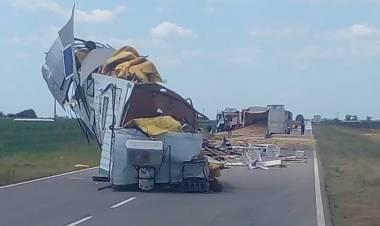 Accidente en Córdoba: un camión y una casilla rodante chocaron en medio de la ruta