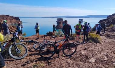 Aventura al aire libre: descubrí las maravillas de Villa El Chocón en dos ruedas