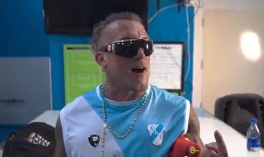 El cantante de cumbia aparece como nuevo refuerzo del club. El presidente la dejó picando...