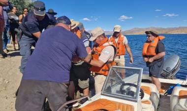 Rescataron a tres pescadores en un lago