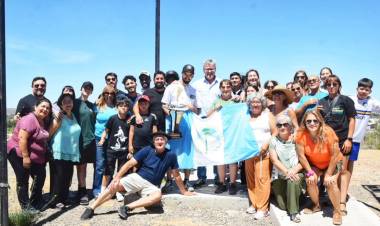 El intendente Claudio Larraza recibió en Plaza Huincul a Máximo Ramírez, campeón argentino de Malambo Laborde 2025 