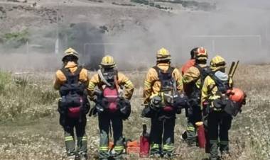 Continúa el trabajo para combatir el incendio en Valle Magdalena