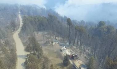 El Bolsón: evacuaron a 800 turistas y el fuego ya arrasó más de 2.000 hectáreas