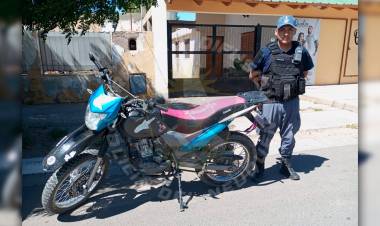 Retienen motocicleta con pedido de secuestro 