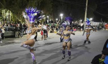 Plaza Huincul cerró el ciclo artístico de verano con el Carnaval 2025