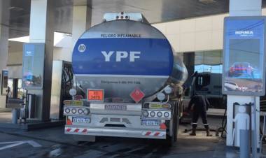 Cargar nafta en Neuquén o La Matanza: de cuánto es la diferencia de precios que citó el presidente de YPF