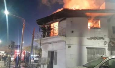 Conmoción en Neuquén: cuatro muertos y un herido grave al incendiarse su vivienda