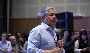 El gobernador de Neuquén criticó a Oscar Parrilli en un acto: “Su jefa le decía pelotudo y se quedaba callado”