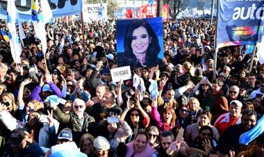 “Vamos a volver”: Cristina Kirchner pelea por su centralidad, lanzó una invitación al PJ y piensa en 2027