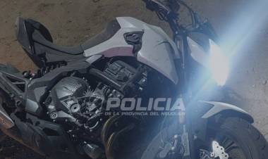 Quisieron huir con una moto robada, perdieron el control, cayeron y fueron detenido 