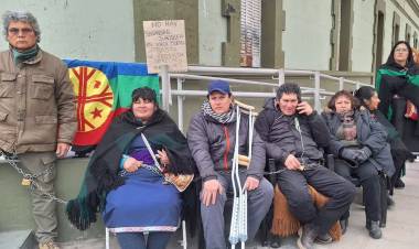 Neuquén: el desalojo de un grupo de mapuches que protestaban en la Gobernación terminó con incidentes y casi 20 detenidos