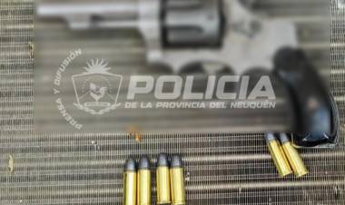 Secuestran un revolver, municiones y droga en un allanamiento