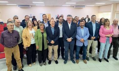 Regueiro participó de la inauguración de un nuevo vacunatorio en Cutral Có