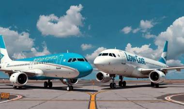 Con tarifas ultra agresivas, las low cost copan el cielo y le quitan terreno a Aerolíneas Argentinas