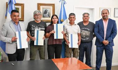 Firma por aumento salarial para empleados municipales y programas de empleo