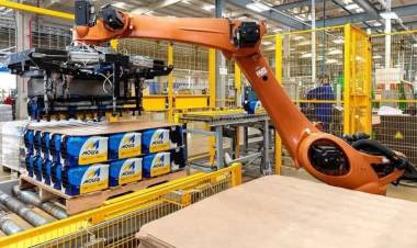 La fábrica de baterías Moura cerró dos plantas de producción en Pilar y analizar importar desde Brasil